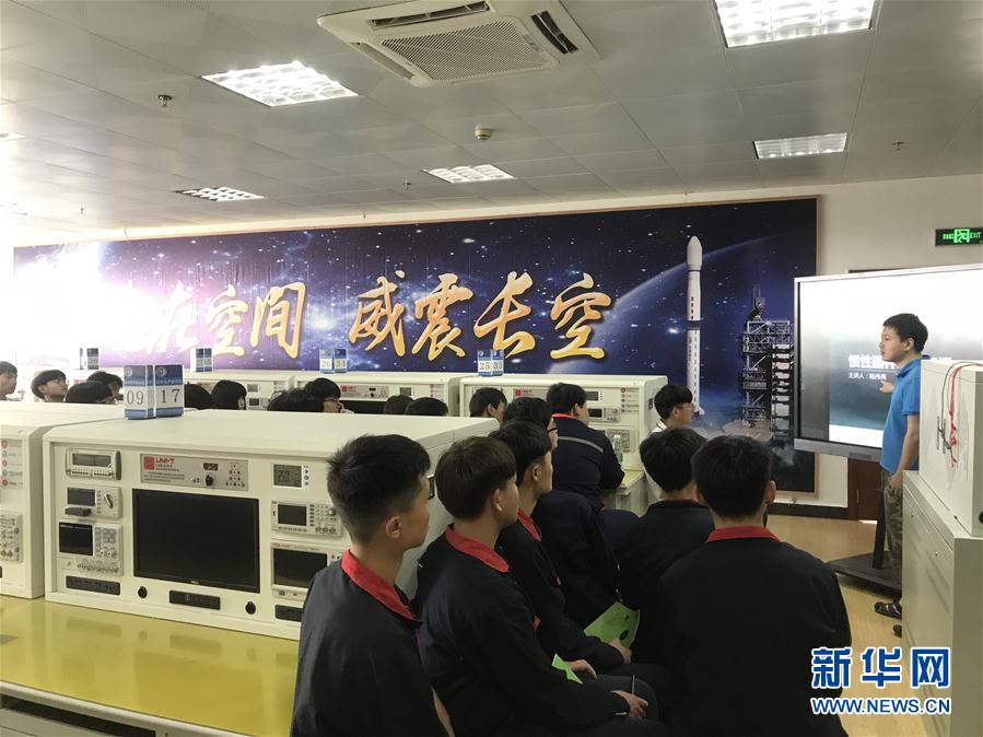 (总书记推动的改革身边事·教育改革篇·图文互动)(5)特写:“95后”上海职校生:“我的工牌上印着‘中国航天’”
