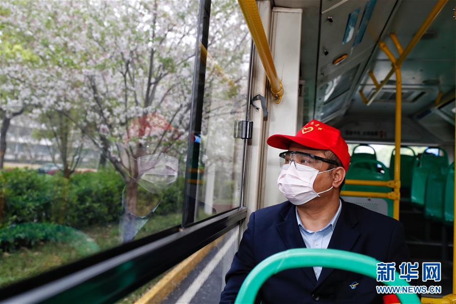 (聚焦疫情防控)(1)武汉市部分公交车恢复开行