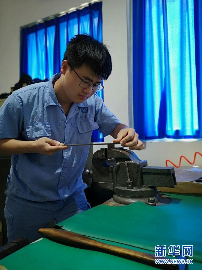 (总书记推动的改革身边事·教育改革篇·图文互动)(2)特写:“95后”上海职校生:“我的工牌上印着‘中国航天’”