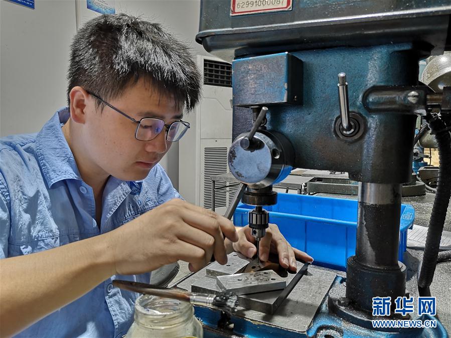 (总书记推动的改革身边事·教育改革篇·图文互动)(1)特写:“95后”上海职校生:“我的工牌上印着‘中国航天’”