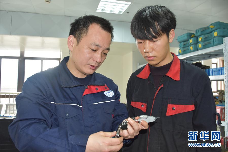 (总书记推动的改革身边事·教育改革篇·图文互动)(3)特写:“95后”上海职校生:“我的工牌上印着‘中国航天’”