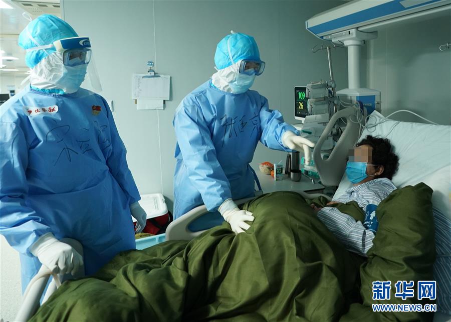(新华全媒头条·图文互动)(1)和时间拼速度 与死神抢生命——火神山医院重症医学一科里的“生死战”